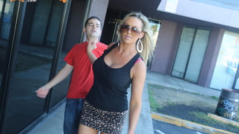 Abbey Brooks en '- Cuckold Sessions'