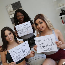 Abella en 'Dogfart' Abella, Aaliyah y Noemie - Zebra Girls (Miniatura 1)