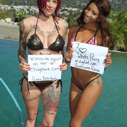 Anna Bell Peaks en 'Dogfart' and September Reign - Zebra Girls (Miniatura 1)