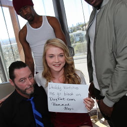 Hannah Hays en 'Dogfart' - Watching My Daughter Go Black (Miniatura 1)