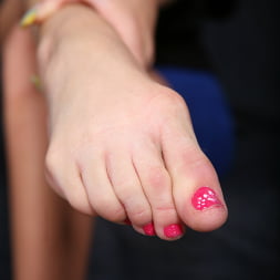 Kaylee Hilton en - Black Meat White Feet (foto 7) Kaylee Hilton en 'Dogfart' - Black Meat White Feet (Miniatura 7)
