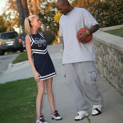 Kaylee Hilton en - Blacks On Blondes (foto 1) Kaylee Hilton en 'Dogfart' - Blacks On Blondes (Miniatura 1)