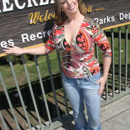 Keira Kensley en - Blacks On Cougars (foto 1) Keira Kensley en 'Dogfart' - Blacks On Cougars (Miniatura 1)