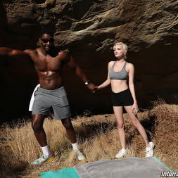 Skye Blue en 'Dogfart' - Interracial Pickups (Miniatura 6)